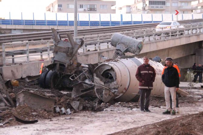Beton Mikseri Viyadükten Uçtu: 1 Ölü