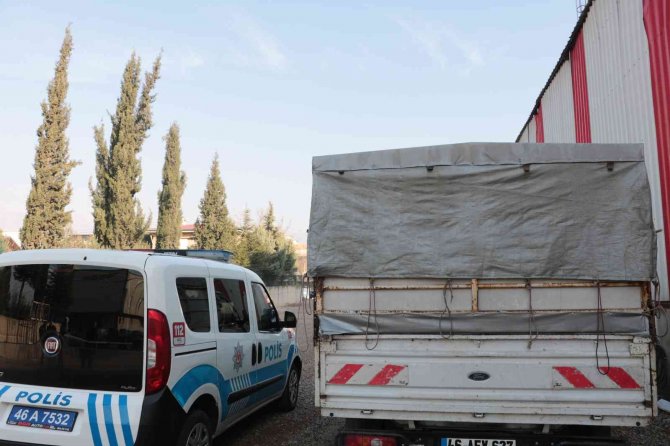 Ağaçları Kesti, Yakalanacağını Anlayınca Aracı Bırakıp Kaçtı