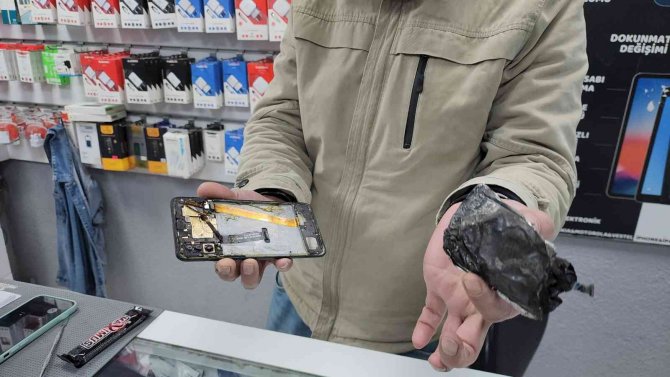Telefon Bataryası Bomba Gibi Patladı