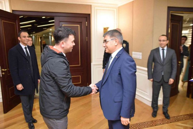 Vatandaşı Dolandırılmaktan Kurtaran Güvenlik Görevlisine Vali Gürel’den “Teşekkür Belgesi”