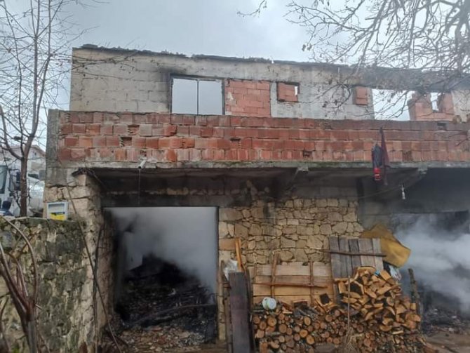 Bacadan Çıkan Yangında Ev Alevlere Teslim Oldu