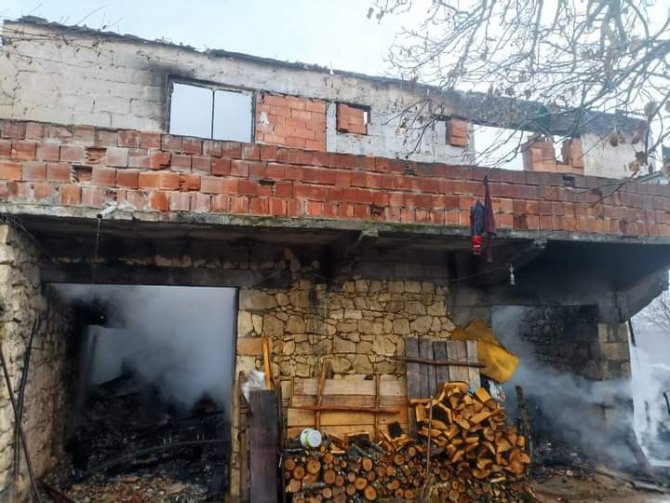 Bacadan Çıkan Yangında Ev Alevlere Teslim Oldu