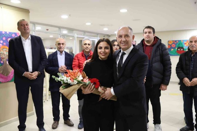 ‘De Rien’ Resim Sergisi Kartal Belediyesi’nde Açıldı