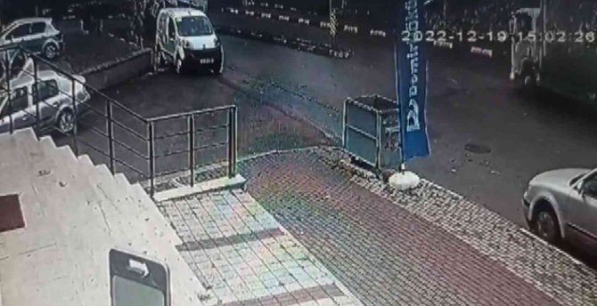 Kartal’da Virajı Alamayan Beton Mikserinin Devrildiği Kaza Kamerada