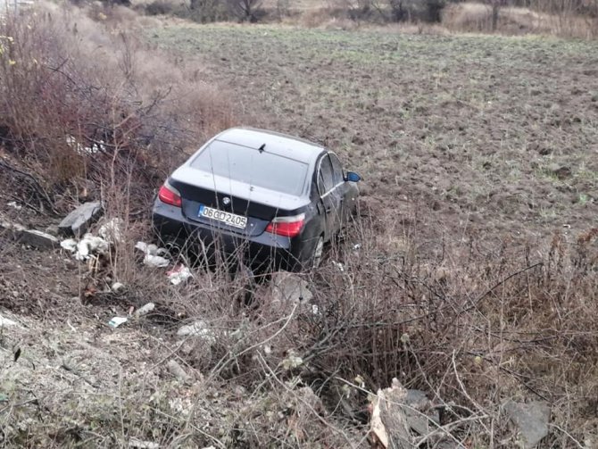 Tarlaya Uçan Otomobildeki 1 Kişi Yaralandı