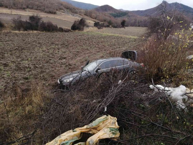 Tarlaya Uçan Otomobildeki 1 Kişi Yaralandı
