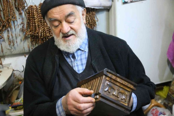 50 Yıldır Ahşaplara İlmek İlmek Sanat İşliyor