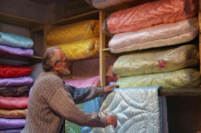69 Yıldır Elleriyle Diktiği Yorganlarla Teknolojiye Direniyor