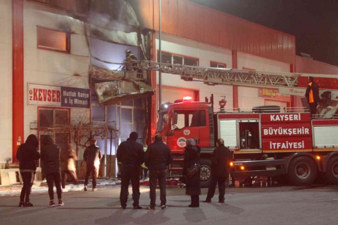 Kayseri’de Mobilya İmalathanesi Yangında Küle Döndü