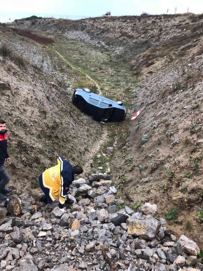 Otomobil Uçuruma Yuvarlandı, Sürücüsü Yaralı Kurtuldu