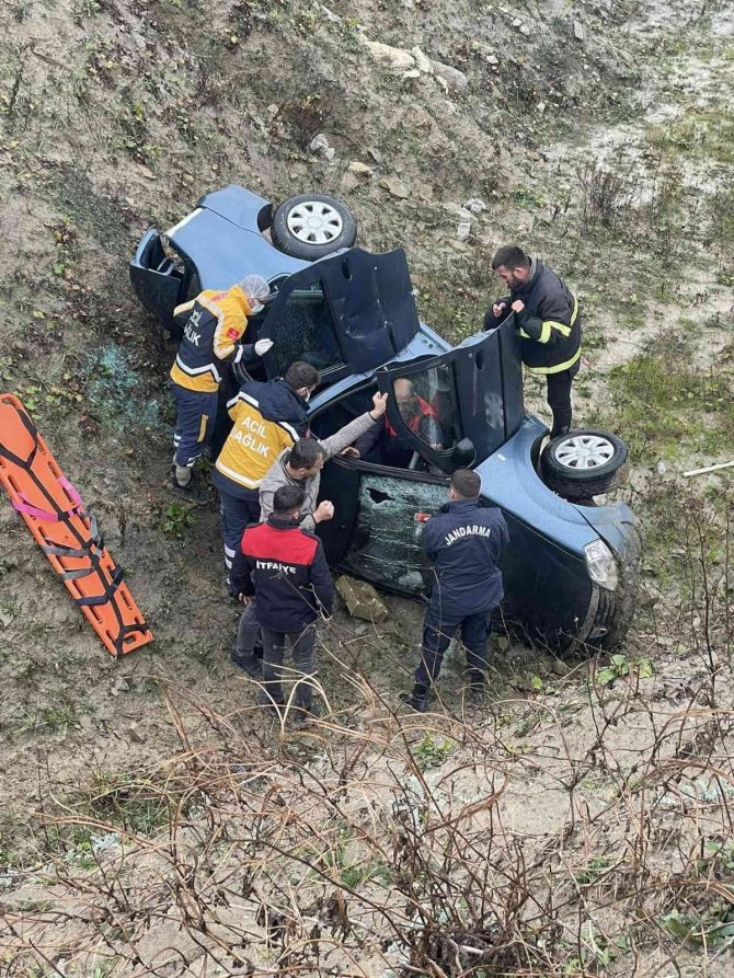 Otomobil Uçuruma Yuvarlandı, Sürücüsü Yaralı Kurtuldu