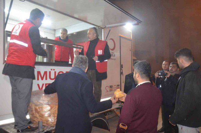 Hatay’da Depremde Evlerine Girmeyenlere Çorba Dağıtıldı