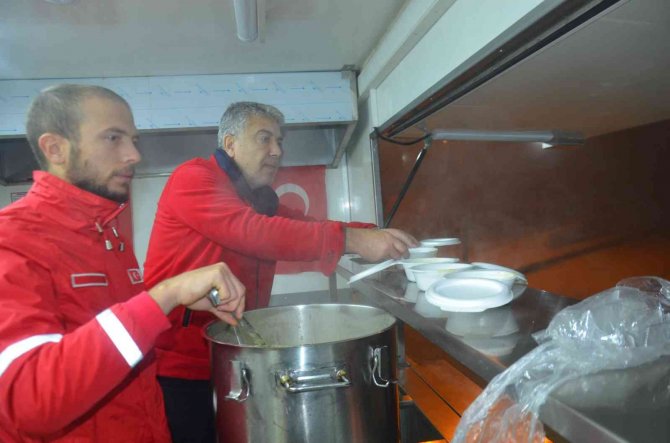 Hatay’da Depremde Evlerine Girmeyenlere Çorba Dağıtıldı
