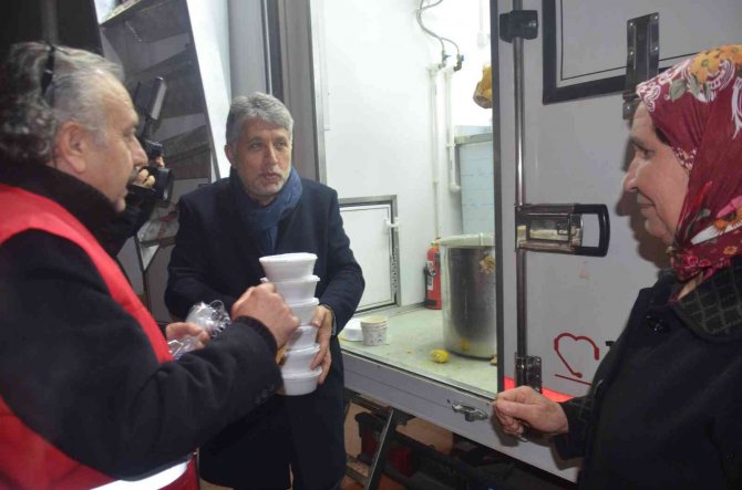 Hatay’da Depremde Evlerine Girmeyenlere Çorba Dağıtıldı