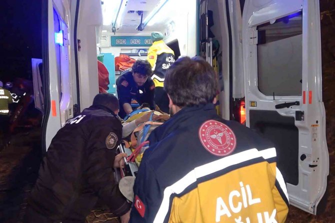 Takla Atan Otomobil Alt Sokaktaki Aracın Üstüne Düştü, Sürücü Ağır Yaralandı