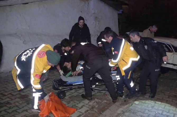 Takla Atan Otomobil Alt Sokaktaki Aracın Üstüne Düştü, Sürücü Ağır Yaralandı