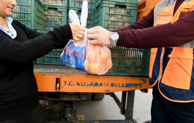Kuşadası Belediyesi 3 Ton Mandalinayı İhtiyaç Sahibi Ailelere Dağıttı