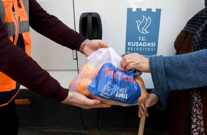 Kuşadası Belediyesi 3 Ton Mandalinayı İhtiyaç Sahibi Ailelere Dağıttı
