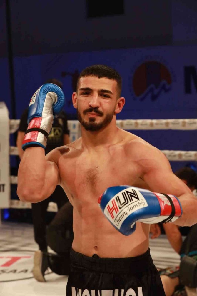 ’Demir Yumruk’ İ̇zzettin Altunsöz, Rakibini Bayılttı