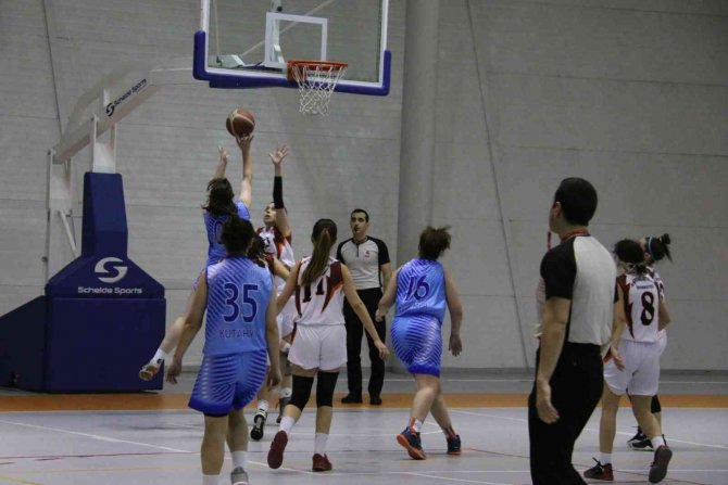 Nevü’de Üni̇li̇g Basketbol Bölgesel Grup Müsabakaları Başladı