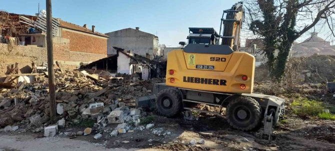 Osmangazi’de Bir Metruk Yapı Daha Yıkıldı