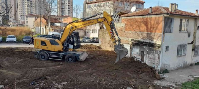 Osmangazi’de Bir Metruk Yapı Daha Yıkıldı