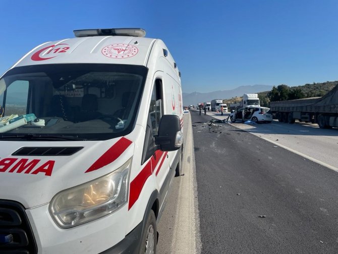 Otomobil Tıra Arkadan Çarptı: 1 Ölü, 2 Yaralı