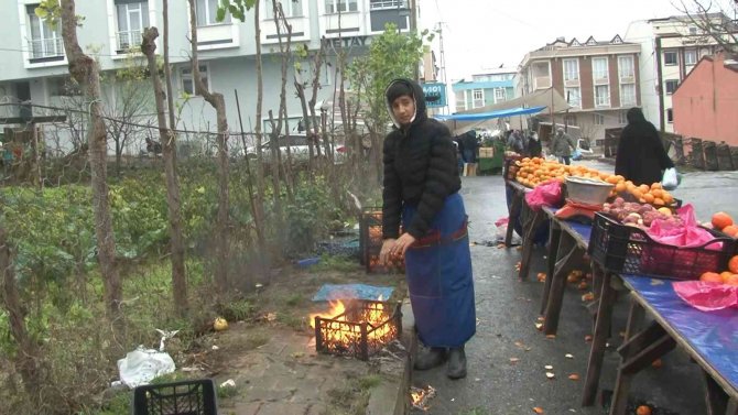 Arnavutköy’de Fırtına Nedeniyle Bazı Pazarcılar Çadır Kuramazken Bazılarıysa Isınmak İçin Ateş Yaktı