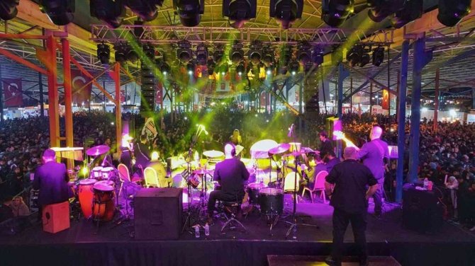 Sanatçı Merve Özbey, Dörtyol’da Konser Verdi