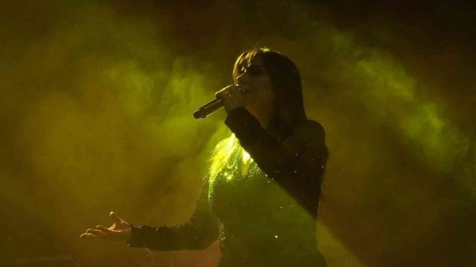 Sanatçı Merve Özbey, Dörtyol’da Konser Verdi