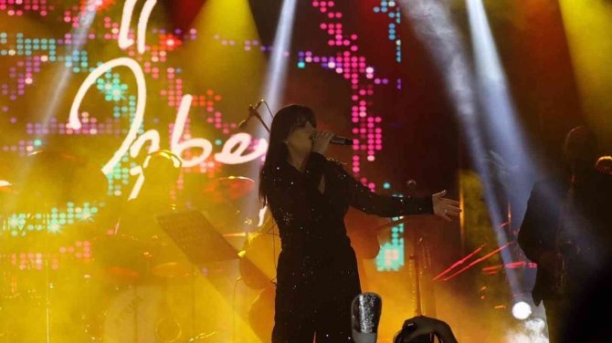 Sanatçı Merve Özbey, Dörtyol’da Konser Verdi