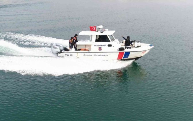 Jandarma Ekipleri, Kaçak Avcıların Kullandığı Bin 50 Metrelik Ağı Ele Geçirdi