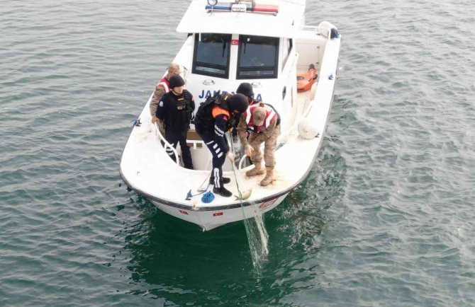 Jandarma Ekipleri, Kaçak Avcıların Kullandığı Bin 50 Metrelik Ağı Ele Geçirdi
