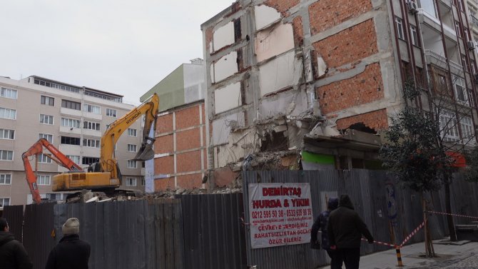 Silivri’de Bir Bina Kentsel Dönüşüm Nedeniyle Yıkılırken Yan Bina Zarar Gördü