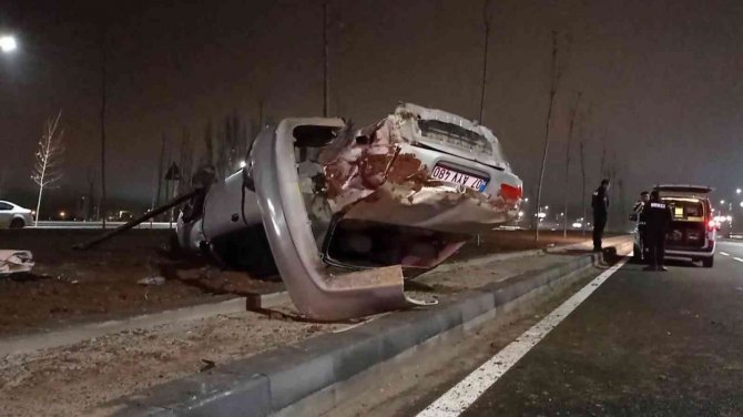 Kontrolden Çıkan Otomobil Orta Refüje Çarpıp Takla Attı: 1 Yaralı