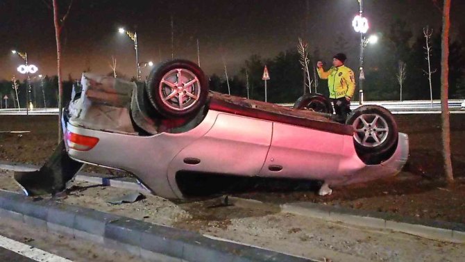 Kontrolden Çıkan Otomobil Orta Refüje Çarpıp Takla Attı: 1 Yaralı