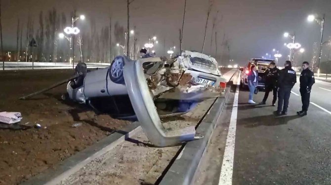Kontrolden Çıkan Otomobil Orta Refüje Çarpıp Takla Attı: 1 Yaralı