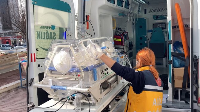 Yeni Doğmuş Bebeği Kapının Önüne Bırakıp Kaçtılar
