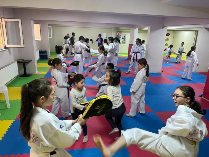 Tekirdağ’da Yüzlerce Öğrenci Kış Spor Okulunda Eğitim Alıyor