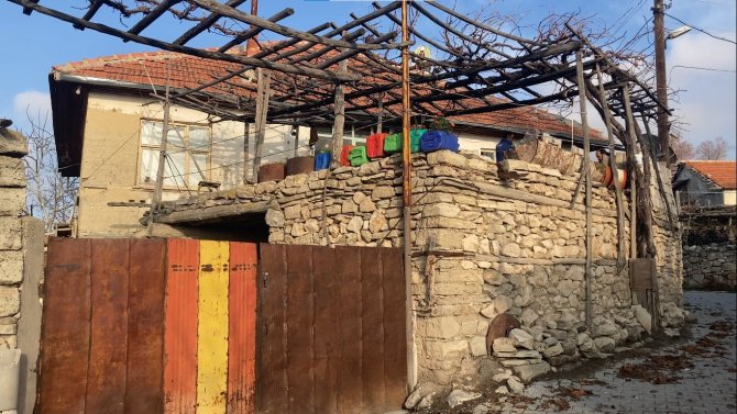 Kapıyı Açınca Kordon Bağı Kesilmemiş Bebekle Karşılaştı