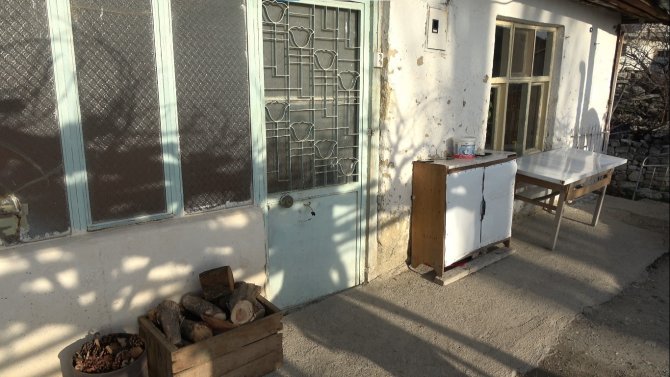 Kapıyı Açınca Kordon Bağı Kesilmemiş Bebekle Karşılaştı