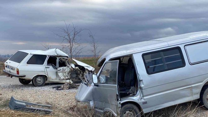 Kamyonetle Otomobilin Çarpıştığı Kazada Sürücüler Yaralandı