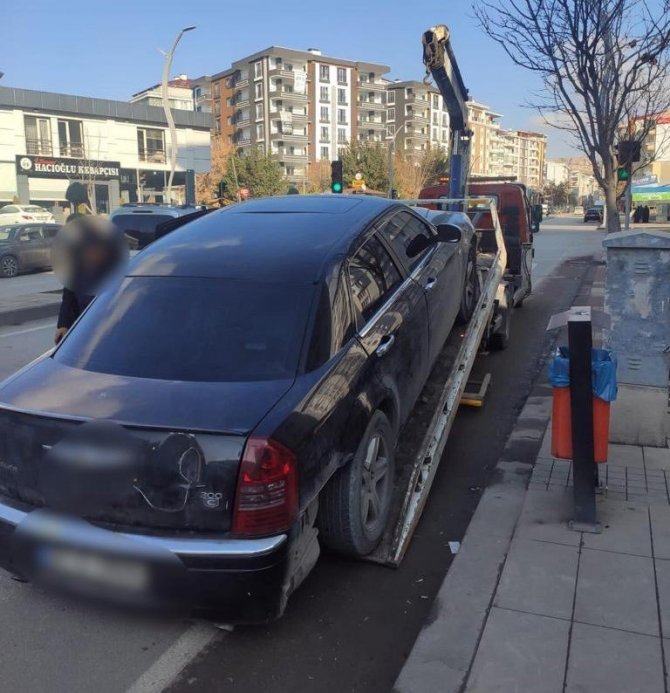Van’da Çalıntı 3 Otomobil Ele Geçirildi, 20 Kişi Tutuklandı