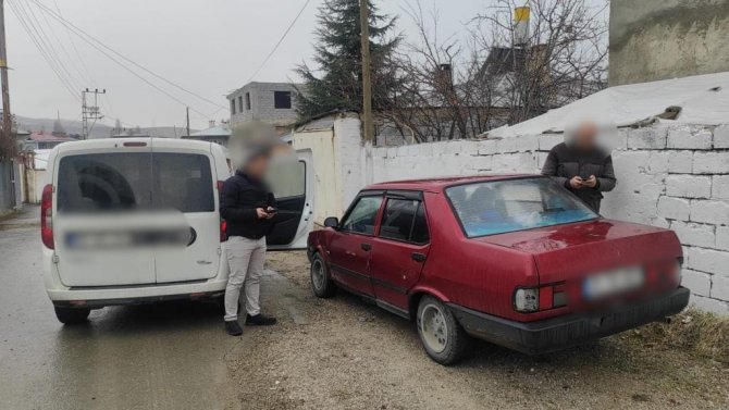 Van’da Çalıntı 3 Otomobil Ele Geçirildi, 20 Kişi Tutuklandı