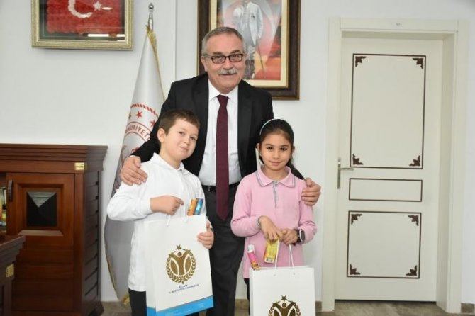 Kardeş İllerin Yöresel Yiyeceklerini Müdür Akyol’a İkram Ettiler