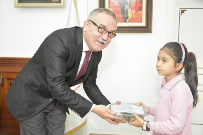 Kardeş İllerin Yöresel Yiyeceklerini Müdür Akyol’a İkram Ettiler
