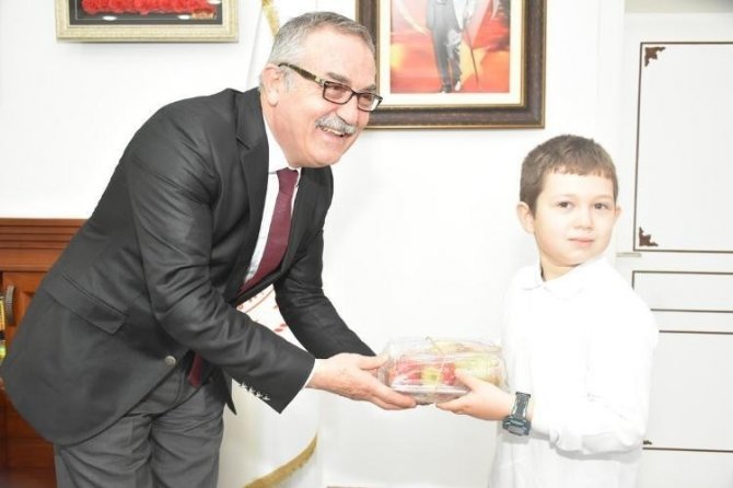 Kardeş İllerin Yöresel Yiyeceklerini Müdür Akyol’a İkram Ettiler