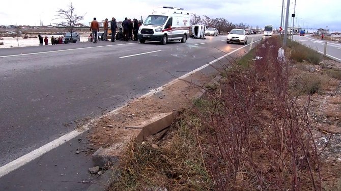Karşı Şeride Geçen Otomobil Takla Attı: 1’i Bebek 4 Yaralı