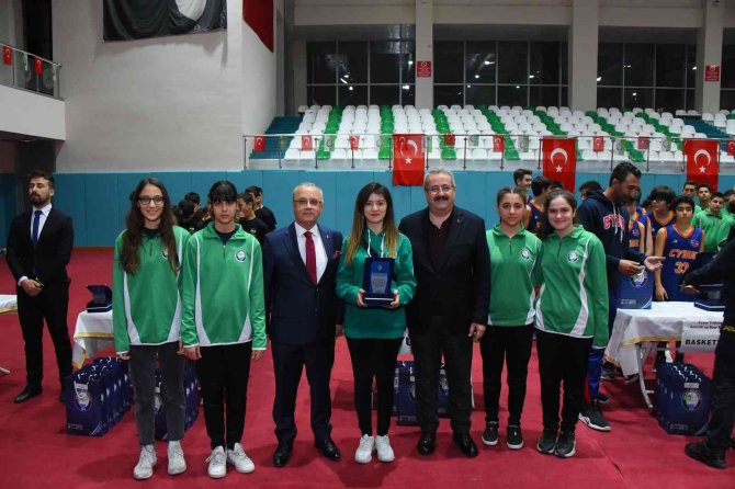 Salihli’de Sporun Yıldızları Ödüllendirildi