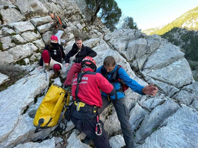 Dağda Mahsur Kalan 4 Rus Turist Helikopterle Kurtarıldı